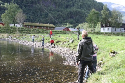 Anders Aune og Kåre Øyen var med og bistod dei som fiske med sluk i Ramsøyhølane.