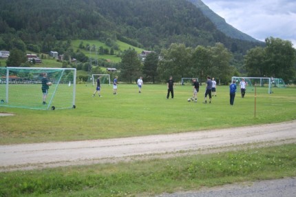 Godt oppmøte på første fotballkveld. Banen måtte utvides for å få med alle på banen. Foto: Ole Petter Talgø