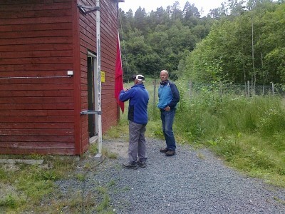 Nils Magne og Magnar tek ned signalflagget.