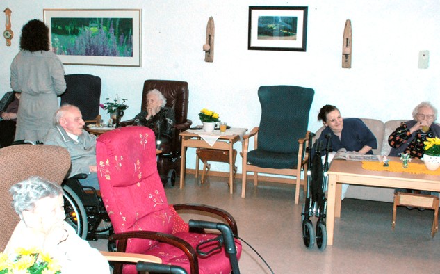 Bilda er plassert i fellesromma på aldersheimen. Foto: Reidar Østvik
