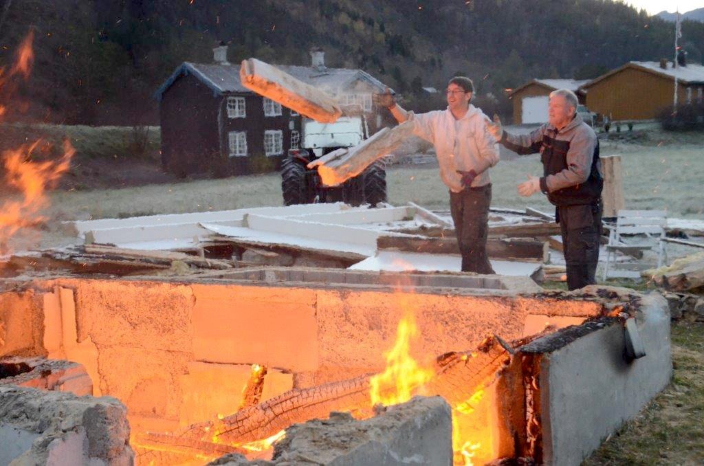 Det brann godt i kjellaren - Carsten Bohle og Karl Johan Husby sørga for å mate bålet. Foto: Jon Olav Ørsal