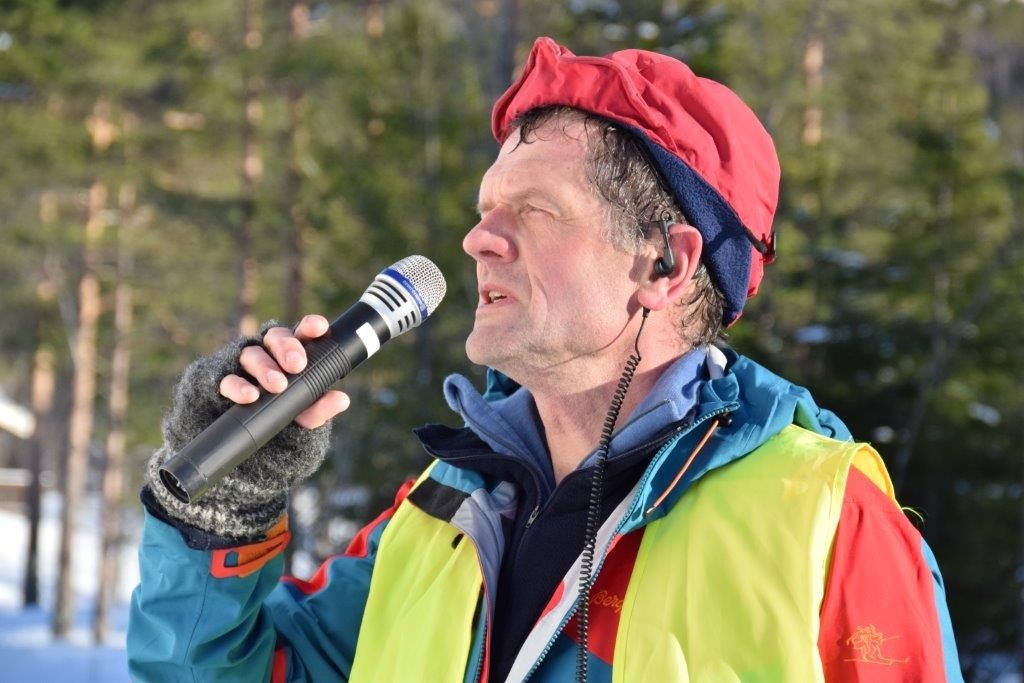 Nils Ove Bruset har vore både rennleiar og speaker. han takkar alle som har bidrege til eit vellykka arrangement.  Foto: Jon Olav Ørsal