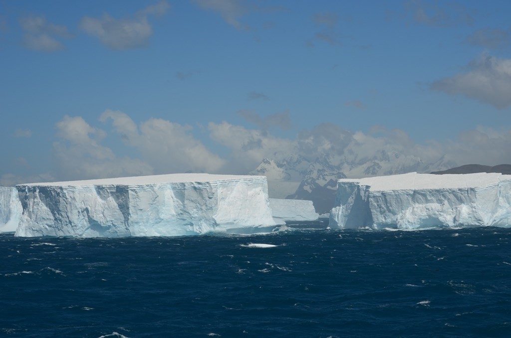 Isfjell fra Sydpolen ved Sør-Georgia_LOL-2013