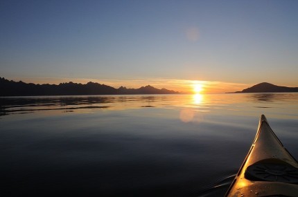 Kajakk i Solnedgang på Hadselfjorden. Austvågøya til venstre og Hadseløya til høgre