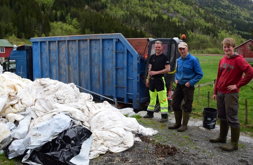Bra at det er resirkulering på plasten.  Frå venstre Steinar Husby, Gudmund Kvendset og Ola Kvendset.  Foto: Jon Olav Ørsal
