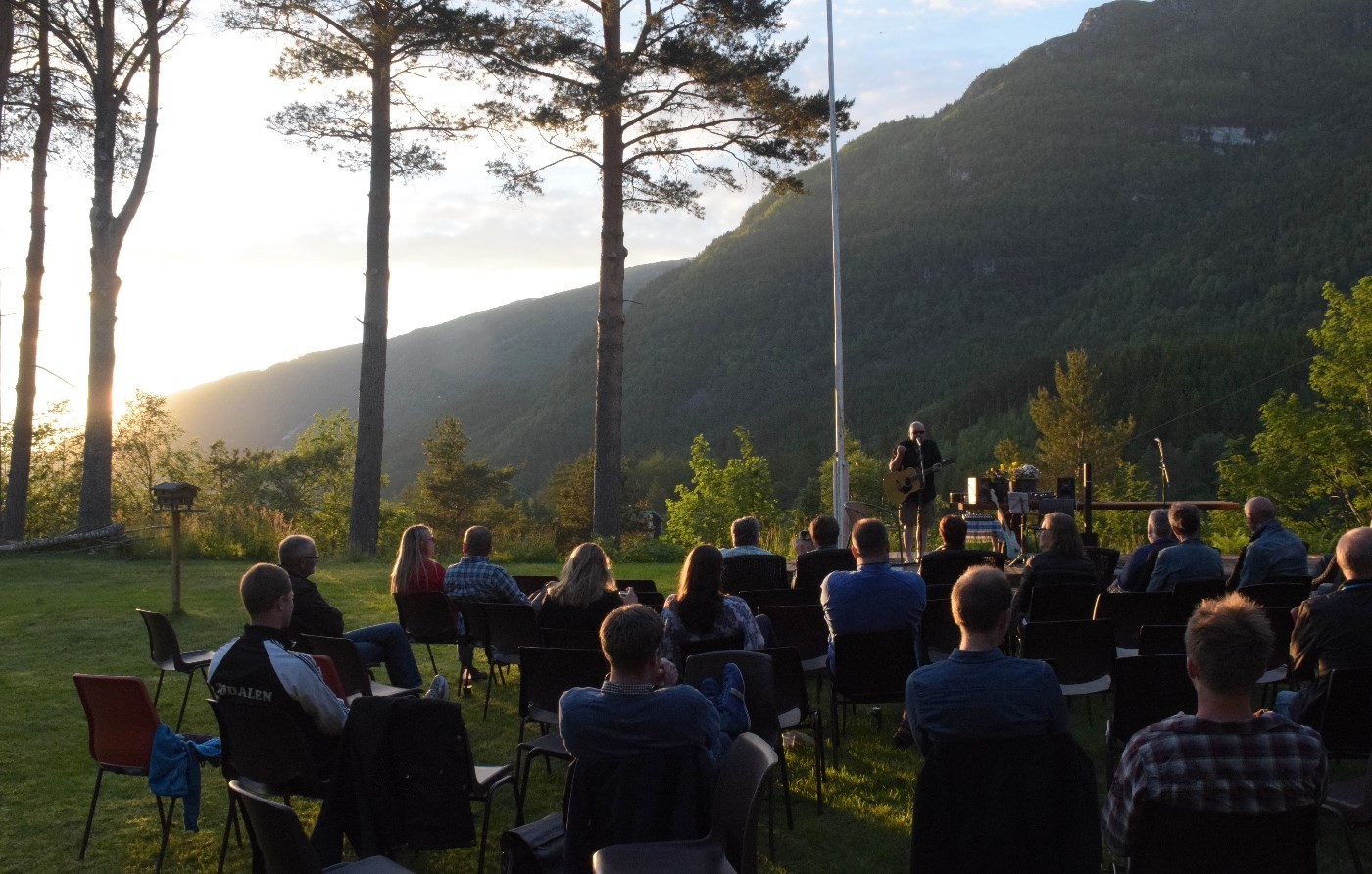 Konsert inn i solnedgangen - på Todalshytta.  Foto: Driva/Jon Olav Ørsal