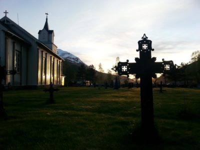 maikveld på kyrkjegarden