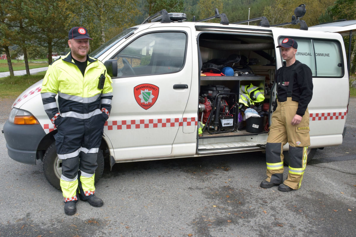 Anders A. Karlsen og Ivar Bolme viste fram brannbilen som er stasjonert i Todalen. Foto: Jon Olav Ørsal