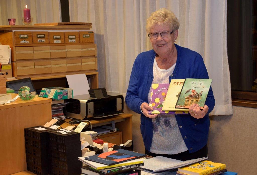 Bibliotekar Karen Johanne har mange nye bøker å by på. Foto: Jon Olav Ørsal