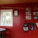 ‪9-Suvenirveggen-i-hytta-i-samme-raudfargen-som-midtstipa-pa-Landsemskiene.-Foto-Mary-Eline-roen