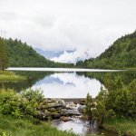 4.-Langs-bikkstille-Skaudalsvatnet