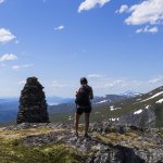 08-Ved-varden-med-utsikt-mot-fjord-og-fjell