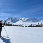 John Moe på tur opp til skihytta. Foto: Sondre Halset