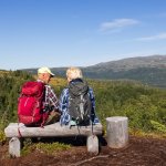 10-Pa-kvilebenken-med-utsikt-til-Resfjellet-og-Resvatnet