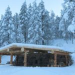 Vinterpynta gapahuk oppå Tjønnmyrå