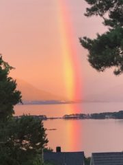Regnbogen eksploderer over Romsdalsfjorden