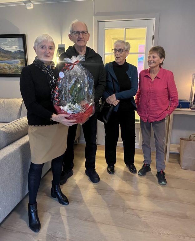 Eldrerådet overrekte fin blomster til leiaren i Todalen sanitetsforening. Foto: Ragnhild Ansnes Moe.