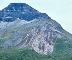 Skarfjellet med steinsprang